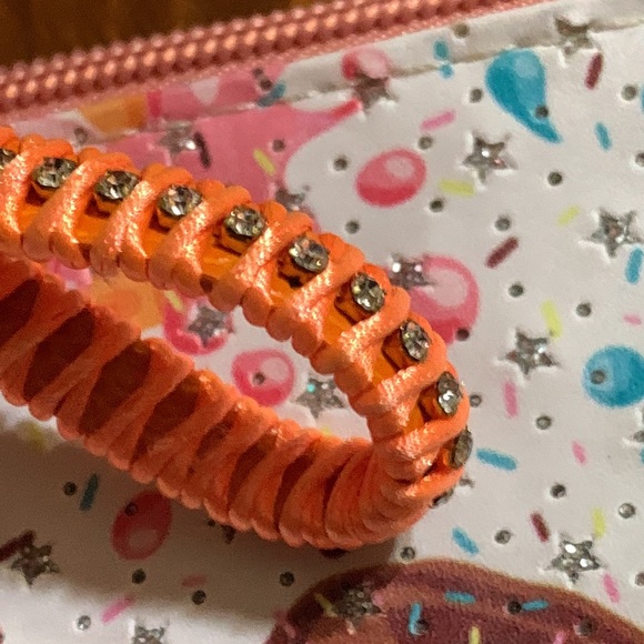 IM❤️Accessories- Sparkly Doughnut Make Up Bag with Keychain - Picture 7 of 7